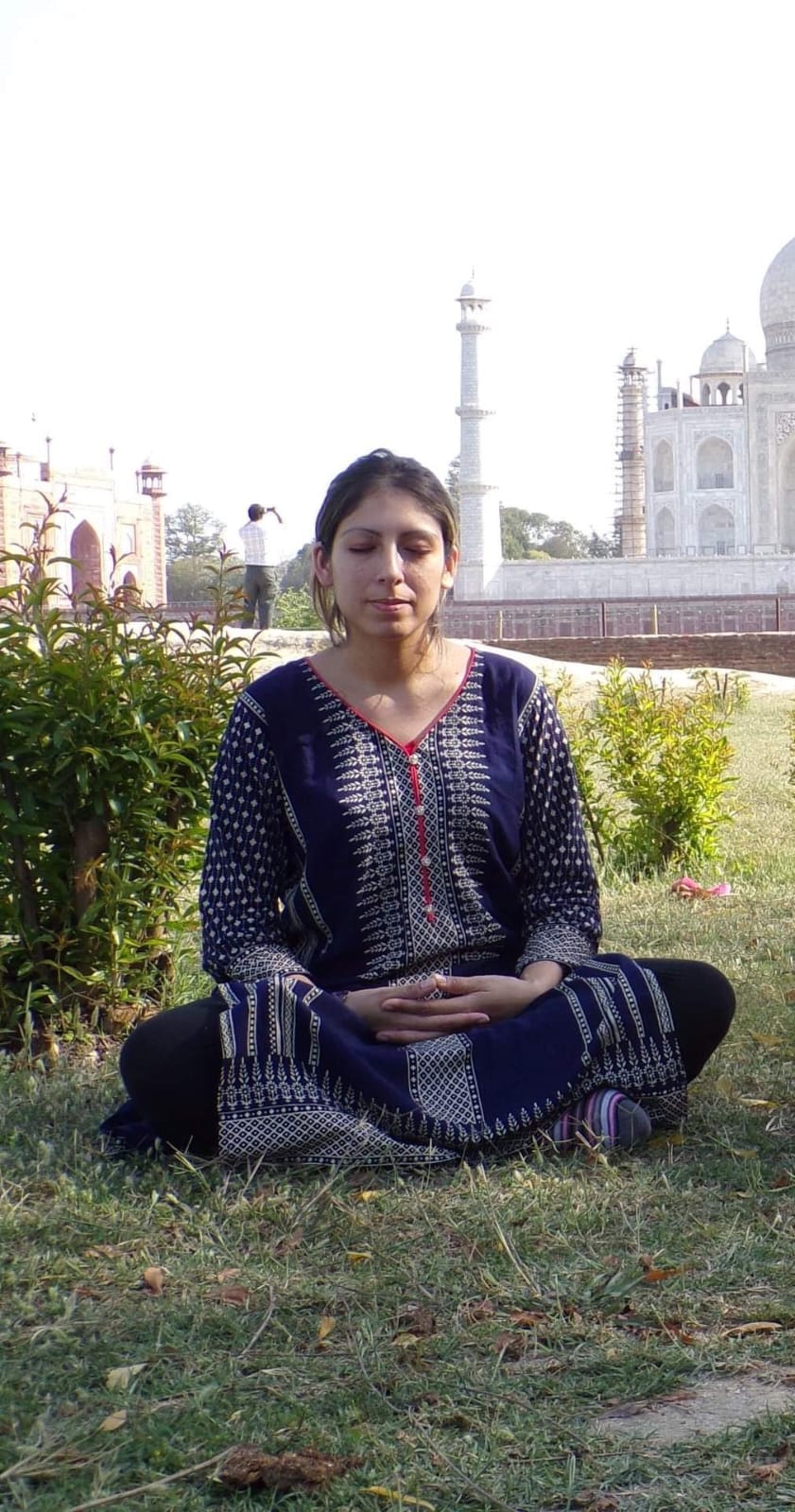 Nadia meditando en el Taj Mahal