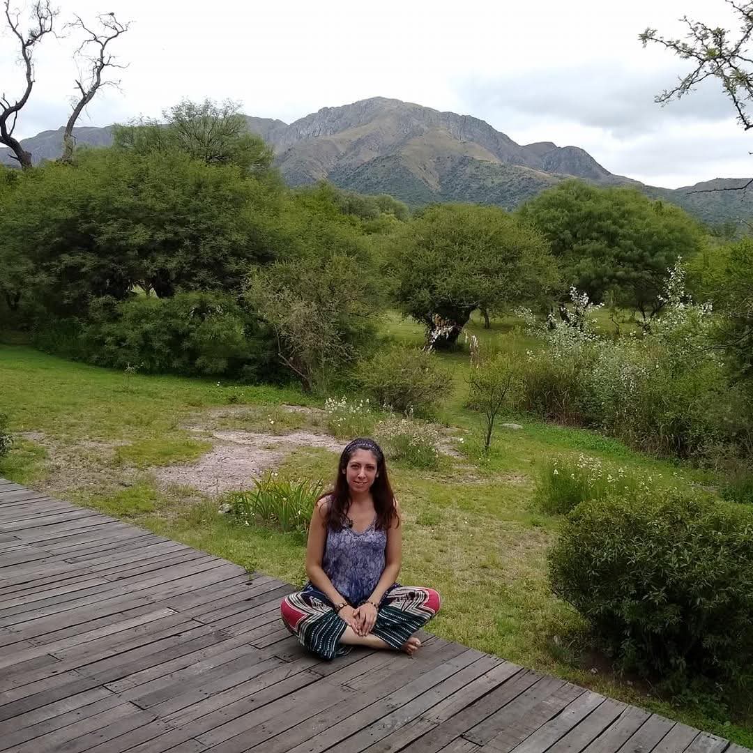Nadia meditando en el campo