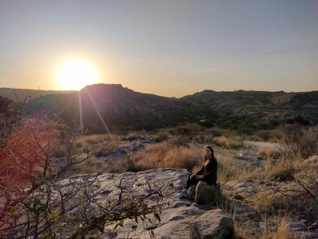 Nadia meditando en la montaña
