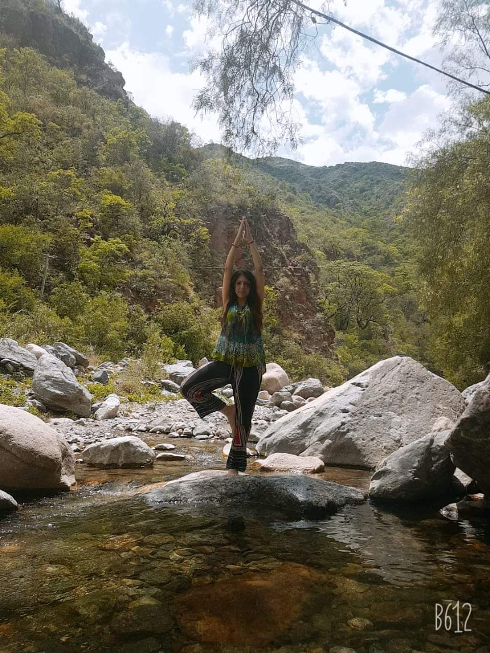 Nadia pose de yoga en el rio