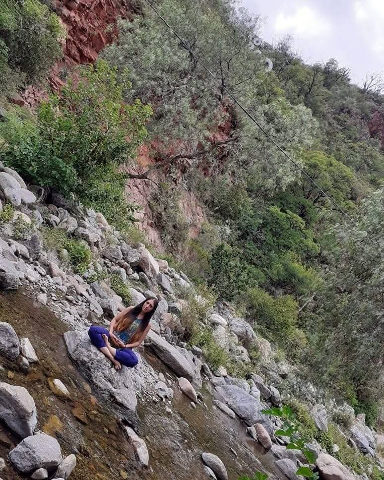 Nadia meditando en el rio